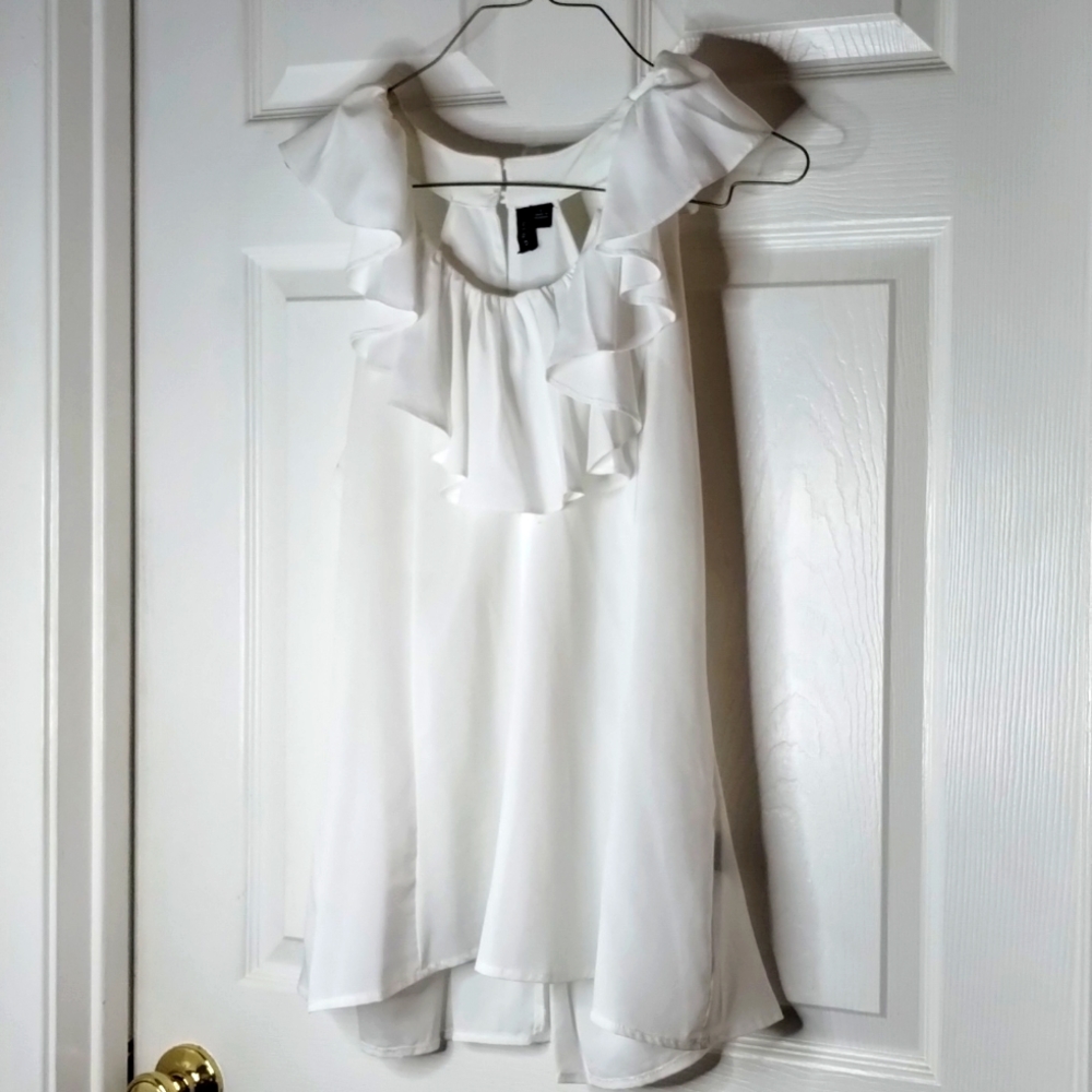 White sleeveless top size L